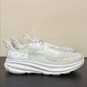 Hoka one W Clifton 9 size 9.5
